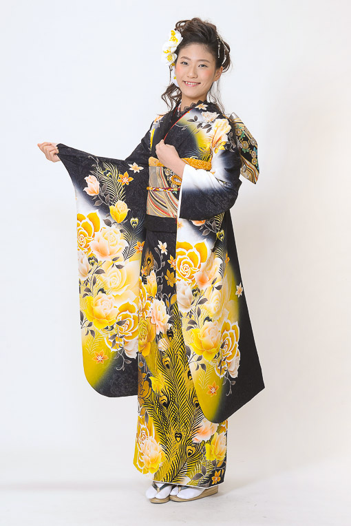 黄黒 輝バラに孔雀羽 振袖コレクション 成人式振袖レンタルはラヴィーナ メゾン
